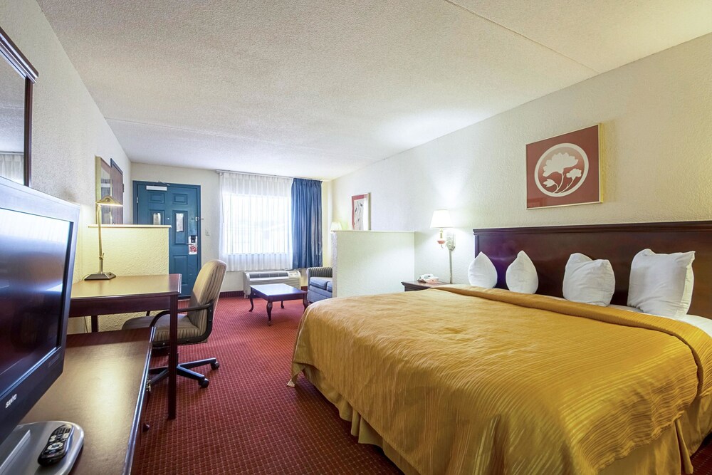 Econo Lodge Inn & Suites Bentonville Rodgers - photo 12