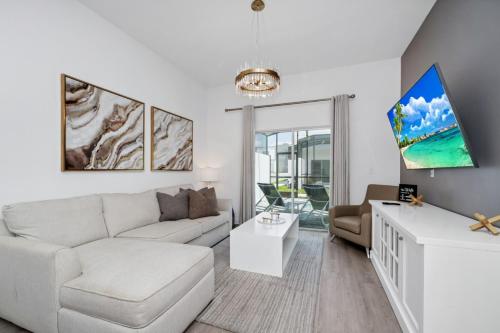 5BR and 4BA Family Escape with Private Pool Near Disney in Davenport, United States