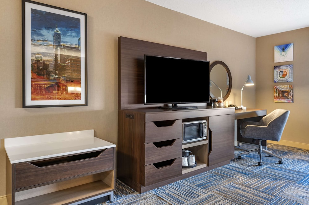 Hampton Inn Greenfield - photo 23