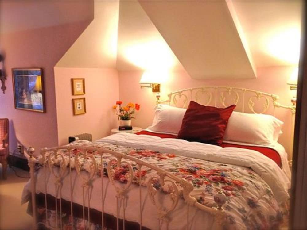 Brass Pineapple Inn - photo 8
