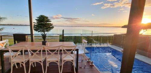 Waterfront Sunset Getaway Pool — hotel in Budgewoi