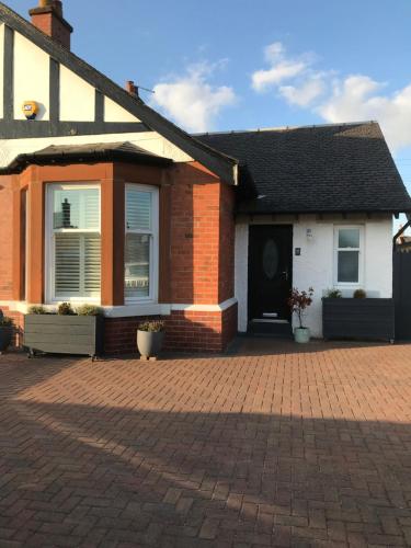 Caerlaverock Cottage — 4-Star Luxury Hotel in Prestwick, United Kingdom