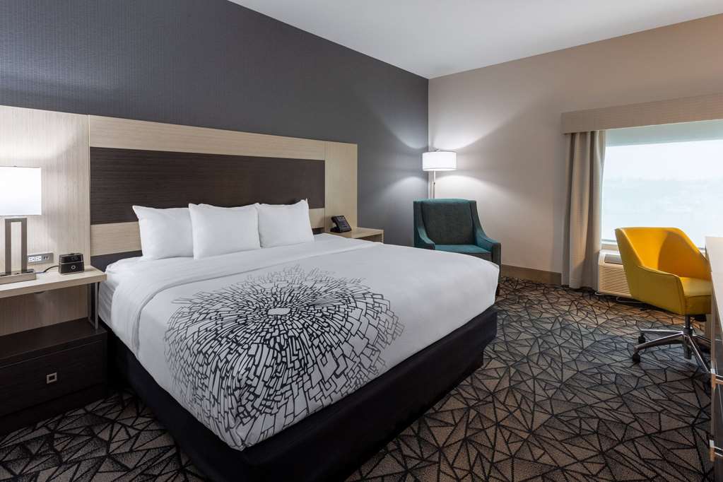 La Quinta Inn & Suites by Wyndham Shorewood - photo 12