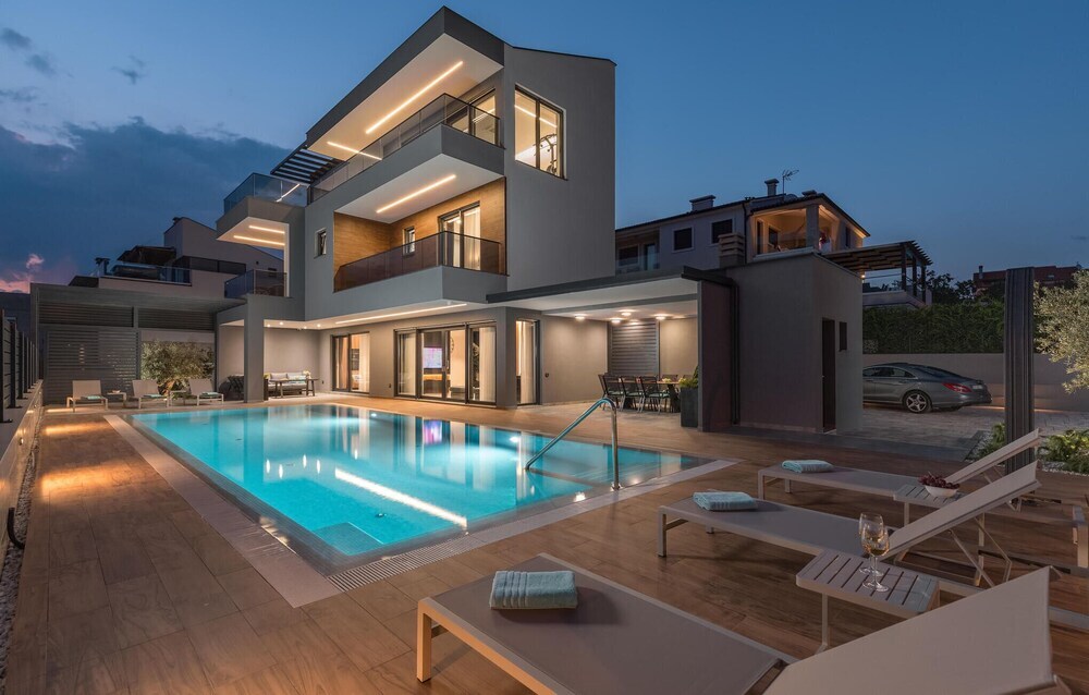 Villa Bellatrix in Fažana with beach front and sea view — 4-Star Luxury Hotel in Fazana, Croatia