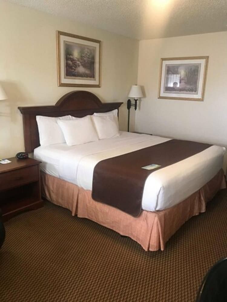 Days Inn by Wyndham Abilene - photo 23