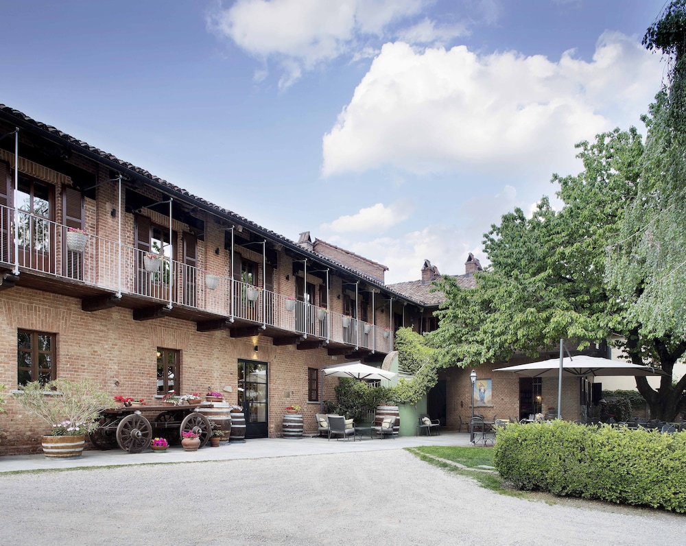 Agriturismo Ca' del Re — 4-Star Luxury Hotel in Verduno, Italy