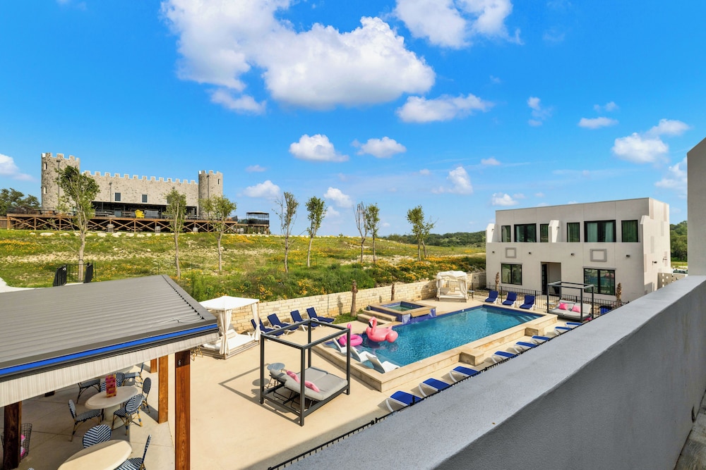 The Bentley Hotel Bill Murray Room Pool View - photo 12