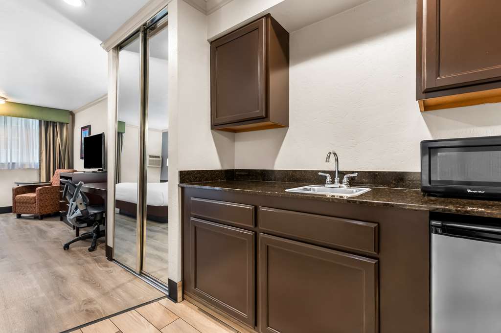 Best Western Plus Parkway Inn - photo 18