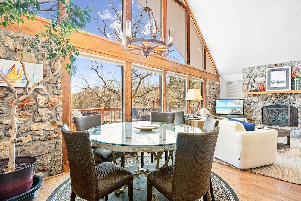 Woodmont Point Wooded Private Lakefront Retreat With Deep Cove Dock and Great Swimming — hotel in Camdenton