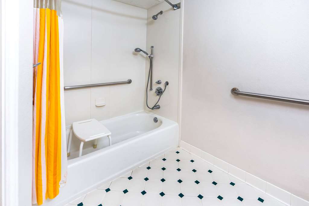 La Quinta Inn & Suites by Wyndham Phoenix West Peoria - photo 19