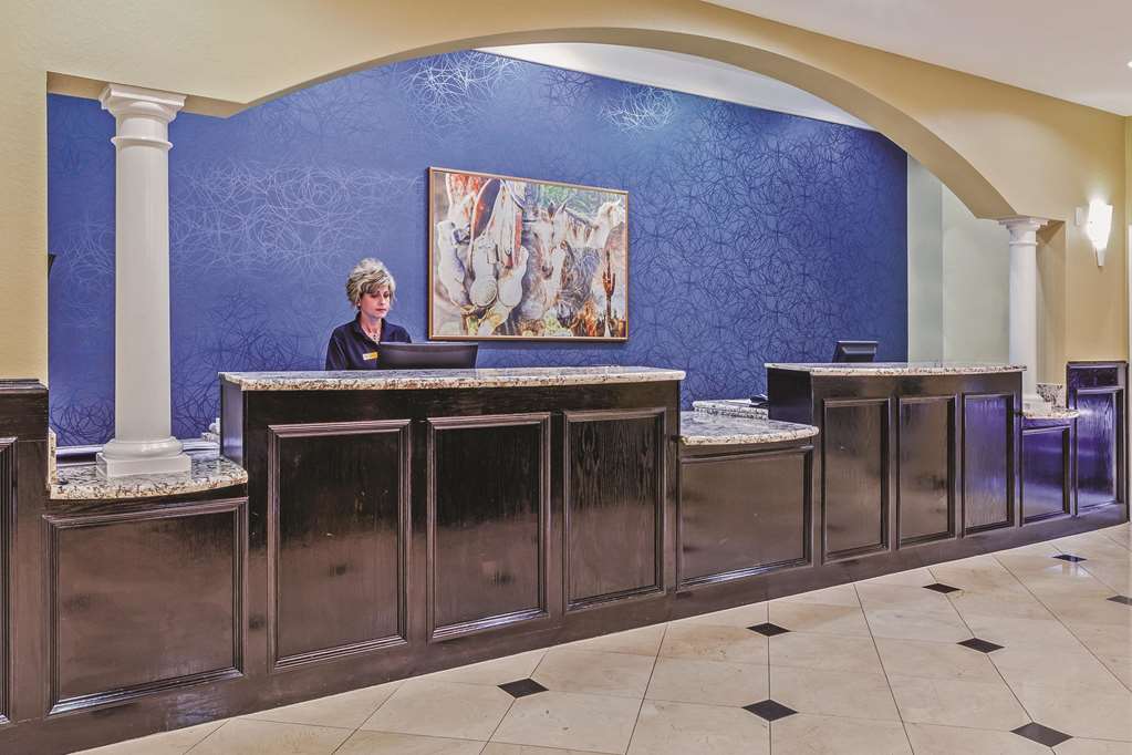 La Quinta Inn & Suites by Wyndham Pearland Houston South - photo 3