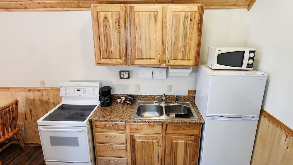 Beargrass Lodging and RV Resort - photo 64