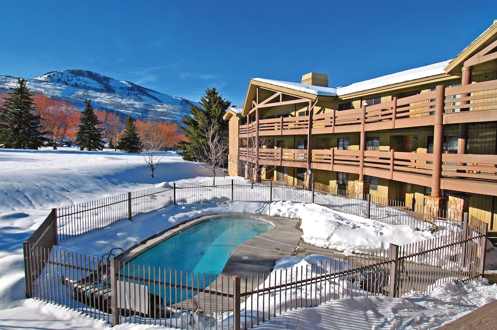 All Seasons Condominiums by All Seasons Resort Lodging — hotel in Bridgeport