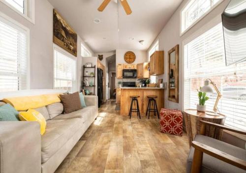 Sunny Tiny Haven BBQ Fresh Vibes & Peak Views — 4-Star Luxury Hotel in Woodland Park, United States