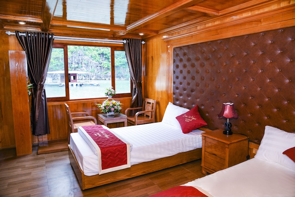 Cat Ba Gem Cruise 10297025 — Cat Ba