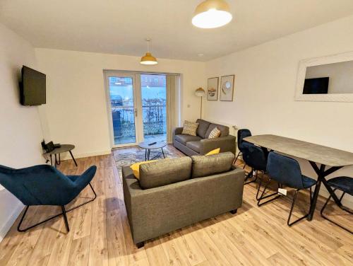 Spacious 2 bed ground floor apartment Free parking close to Historic dockyard & Gunwharf Quays — 4-Star Luxury Hotel in Portsmouth, United Kingdom