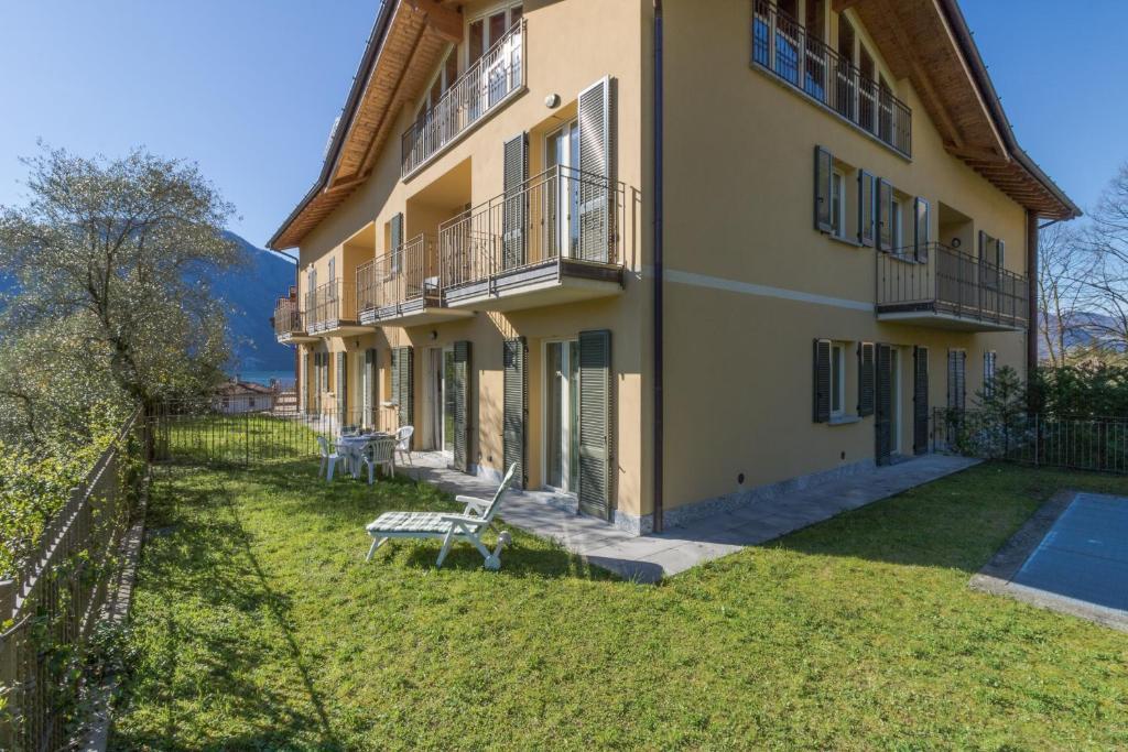 Apartment Tulipani 2 Tremezzina — 4-Star Luxury Hotel in Tremezzo, Italy