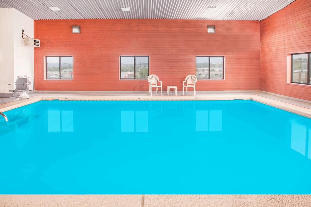 Super 8 by Wyndham Van Buren Ft. Smith Area - photo 23