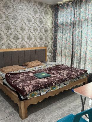 Lakes and peaks - last minute hotel in Srinagar