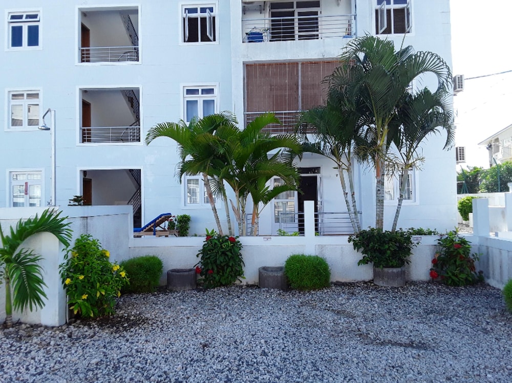 Spacious Apartment in Flic En Flac with Shared Pool — 4-Star Luxury Hotel in Flic En Flac, Mauritius