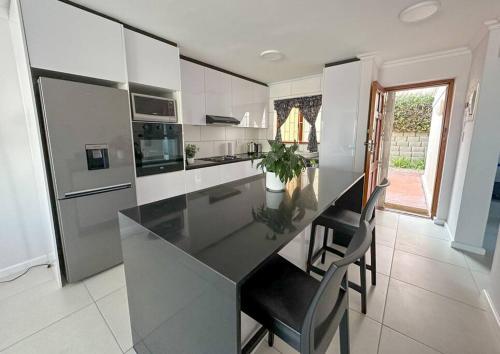 Kalk Bay Stylish 2Bed Pool&Patio 33