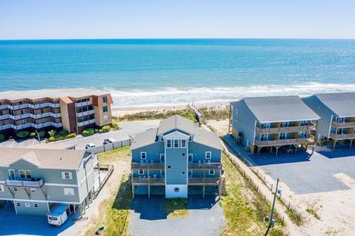 Hang Zen Beachfront Luxury 6 BR Hot Tub Elevator — 4-Star Luxury Hotel in Sneads Ferry, United States