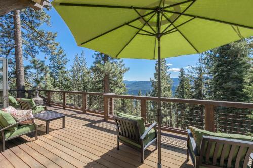 Overlook Lake View Lodge by Tahoe Getaways Dog Friendly HOA Sauna Hot Tub Views of Donner Lake — 4-Star Luxury Hotel in Truckee, United States