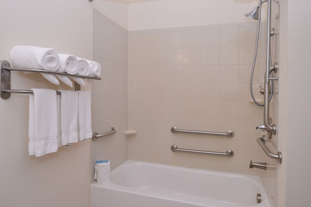 Holiday Inn Express & Suites Washington Meadow Lands by IHG - photo 3