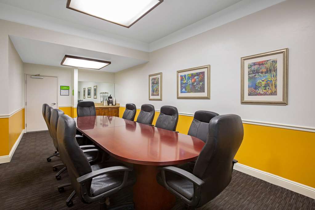 La Quinta Inn & Suites by Wyndham Visalia Sequoia Gateway - photo 49