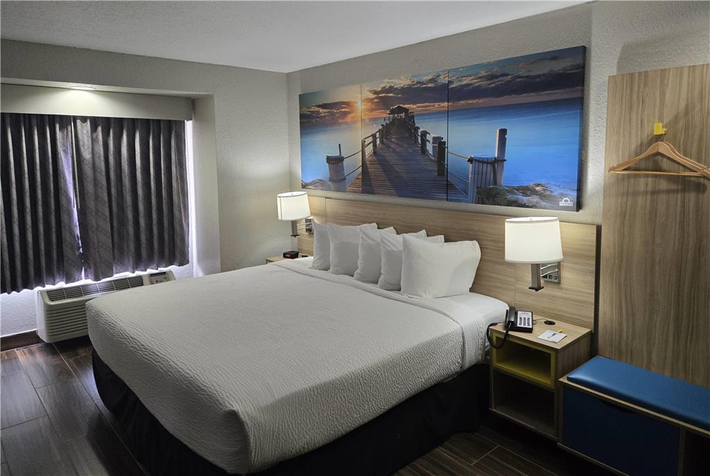 Days Inn & Suites by Wyndham Tampa Raymond James Stadium - photo 41
