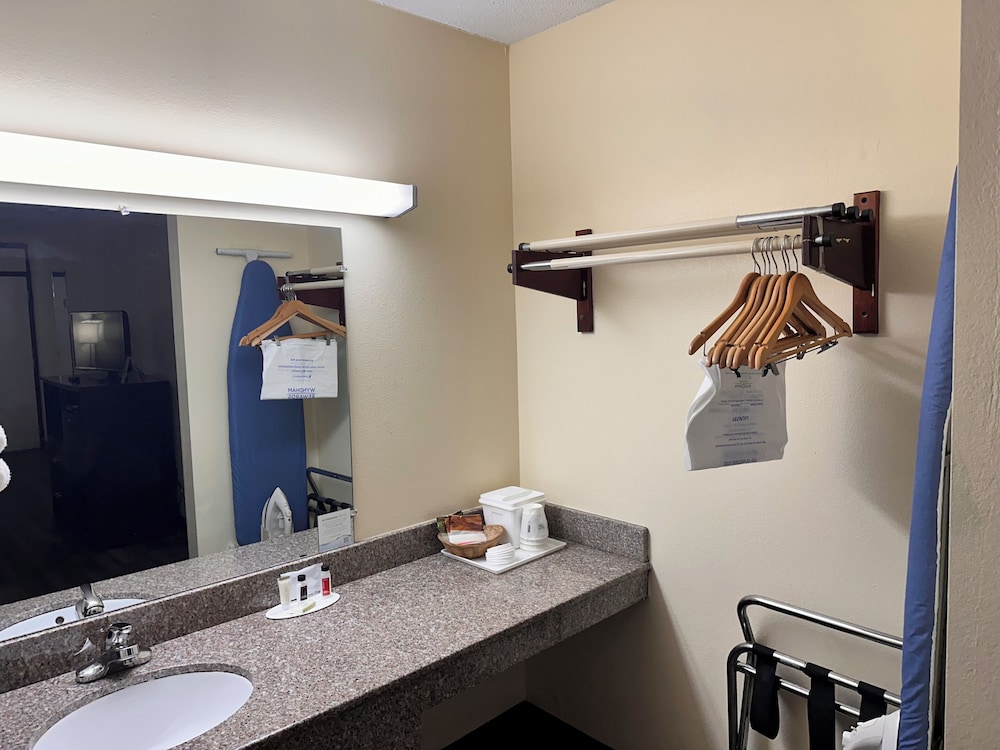 Travelodge by Wyndham Clarksville - photo 12