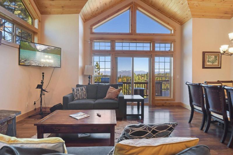Hilltop Hideaway w Game Room & Forest Views — 4-Star Luxury Hotel in Truckee, United States