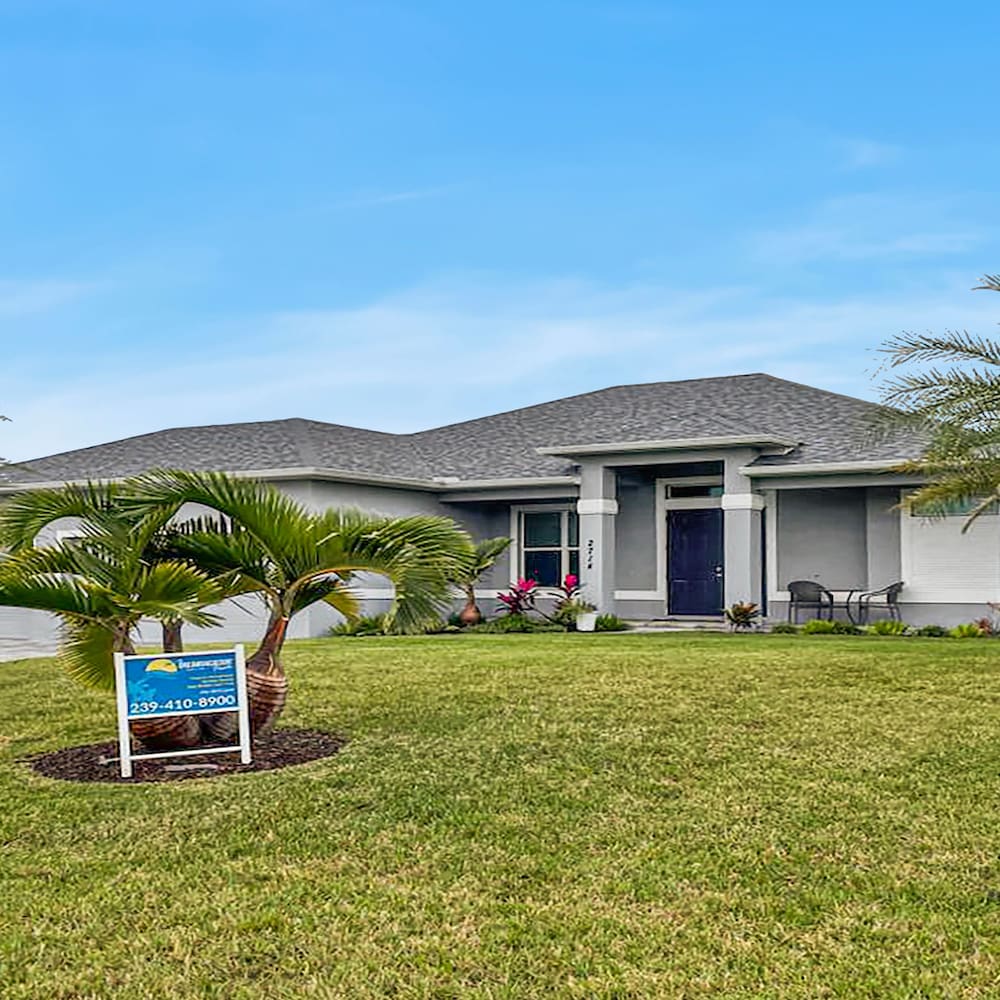 Phoenix quite Area Pool and great water few in Cape Coral, United States