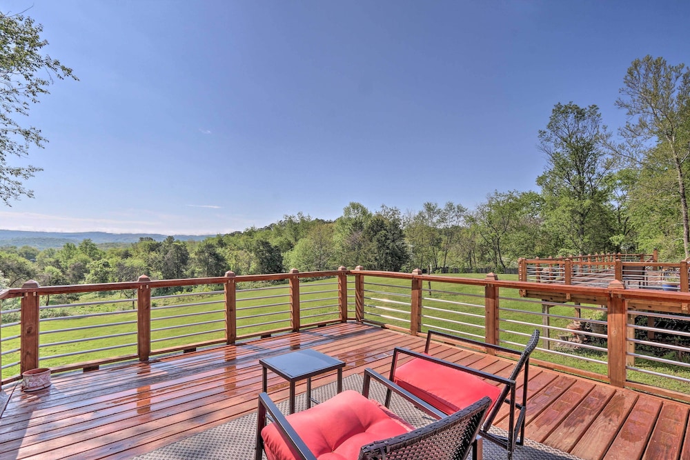 Family Retreat with Deck Near Appalachian Trail — hotel in Berryville