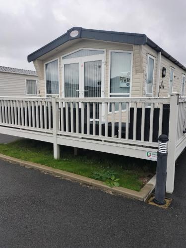 3 bedroom caravan Rhyl Edi Rita Robin Hood Pet Friendly — 4-Star Luxury Hotel in Rhyl, United Kingdom