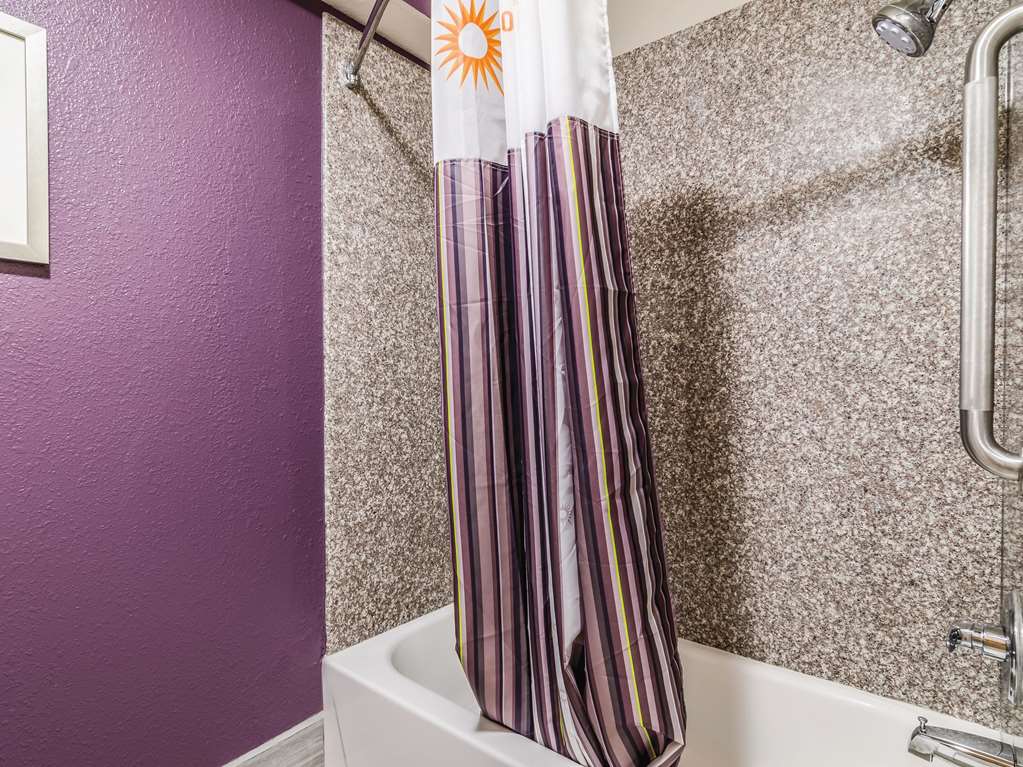 La Quinta Inn & Suites by Wyndham Kansas City Airport - photo 36