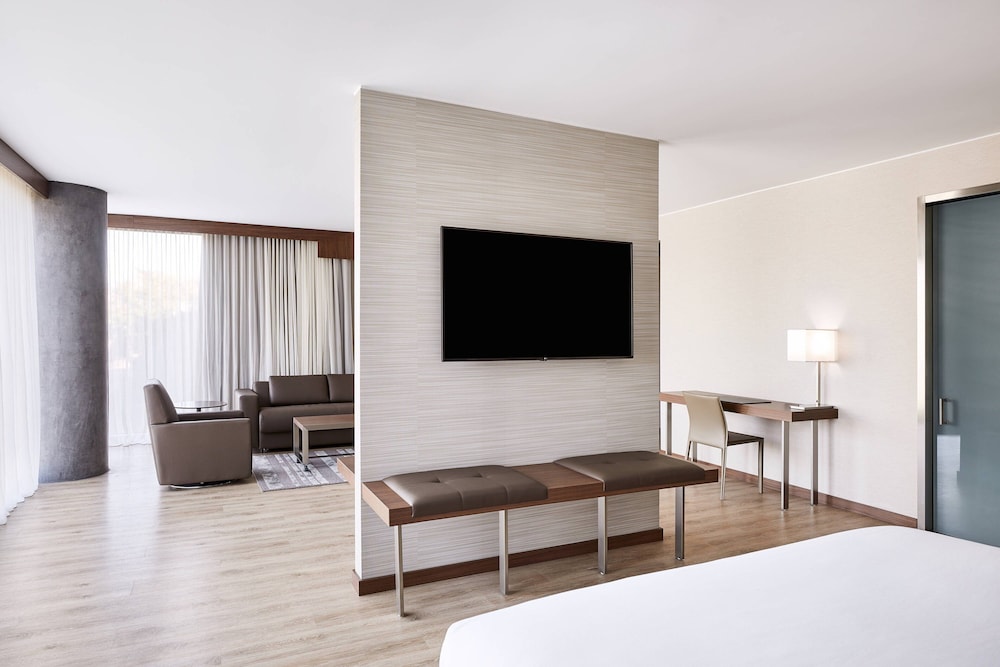 AC Hotel by Marriott Phoenix Biltmore - photo 12