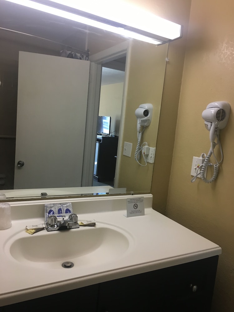 Ambassador Inn And Suites - photo 39