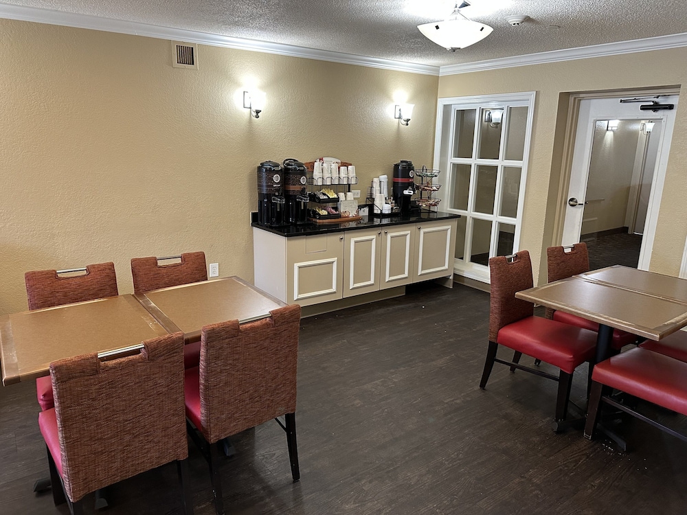 HomeTowne Studios by Red Roof Southfield - photo 21