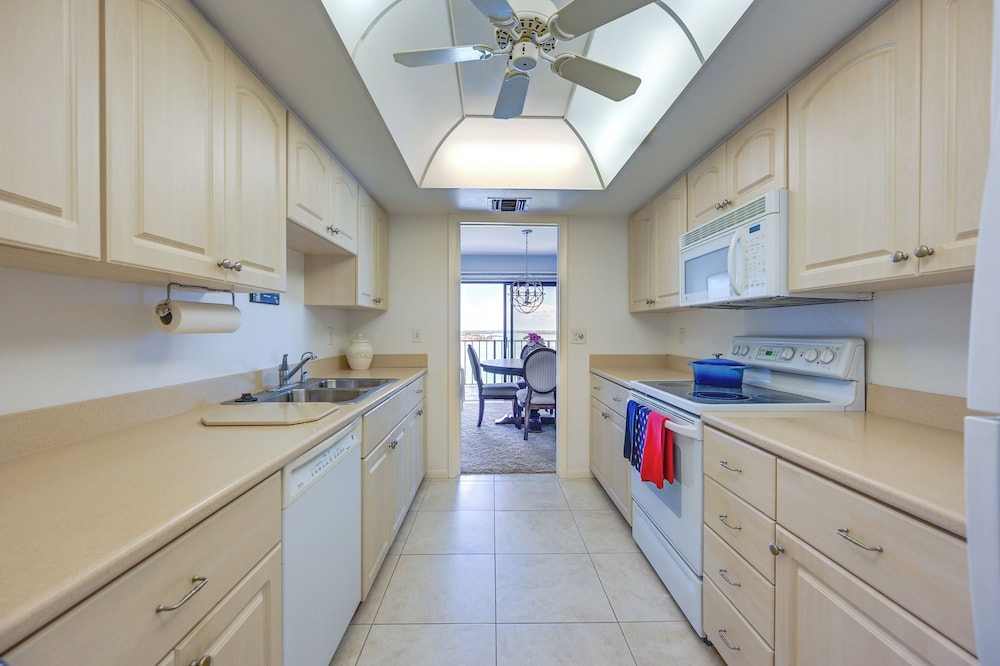 Marco Island Condo w Ocean Views Resort Perks - photo 10