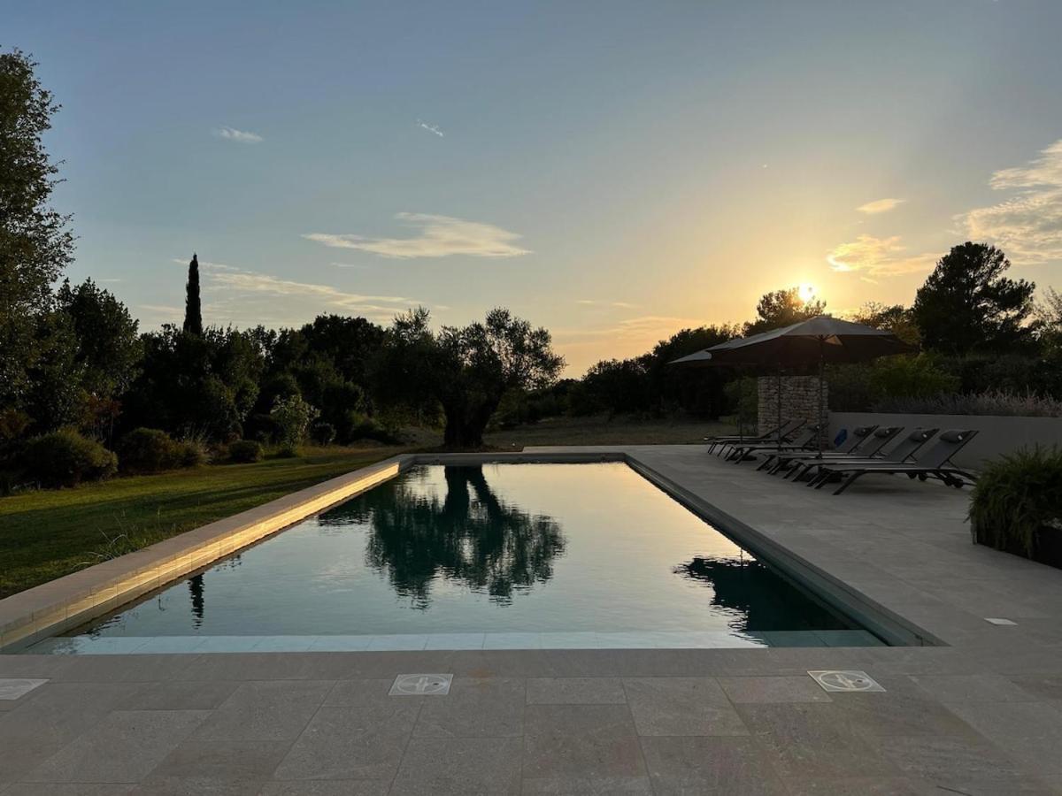 Ecolodge Romantique Proche Lourmarin Piscine Privee Borne Recharge — hotel in Lauris