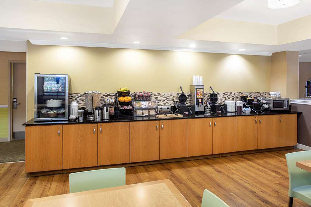 La Quinta Inn & Suites by Wyndham Sarasota Downtown - photo 35