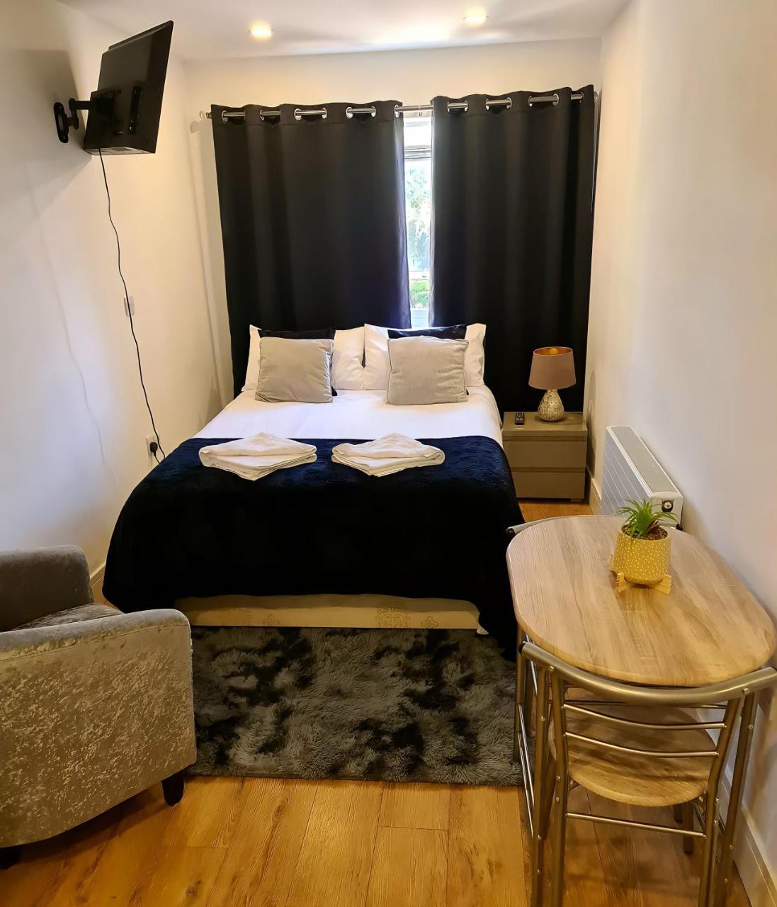 Chanel Ensuite Double Room - last minute hotel in London