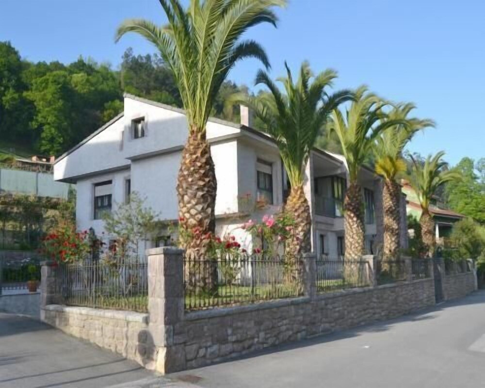 Apartamentos Las Palmeras — 4-Star Luxury Hotel in Cangas De Onis, Spain