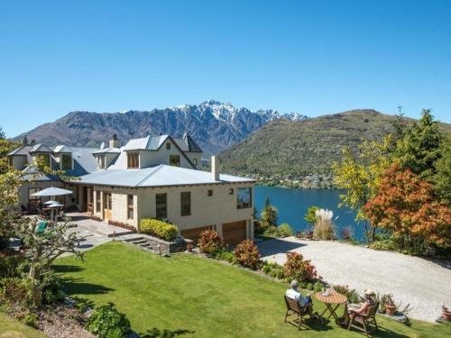 Pencarrow Luxury Lodge — 4-Star Luxury Hotel in Queenstown, New Zealand