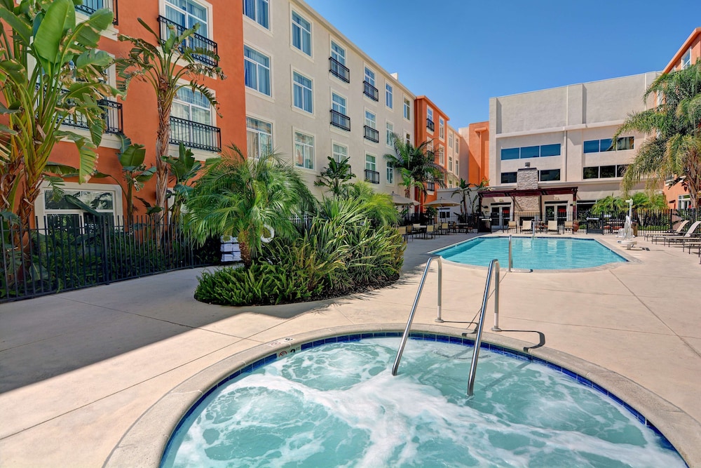 Embassy Suites by Hilton Valencia - photo 17