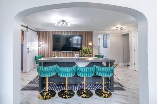 Pool Table Arcade Darts 3 Car Garage Sleeps 20 — 4-Star Luxury Hotel in Milwaukee, United States