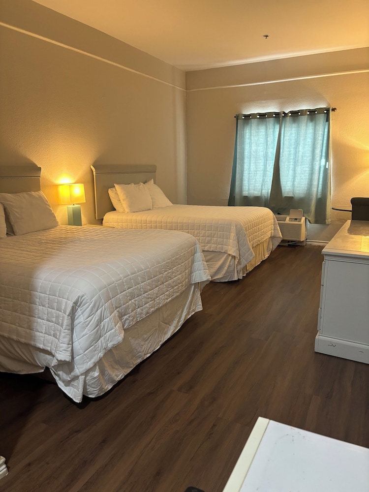 Deluxe Inn & Suites - photo 5