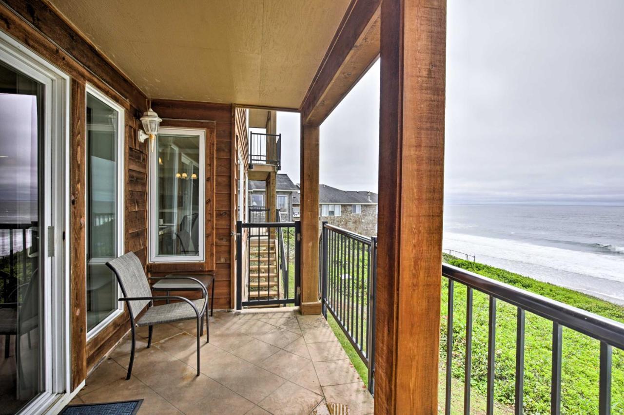 Beachfront Condo with Patio and Views Walk to Shore — 4-Star Luxury Hotel in Lincoln, United States