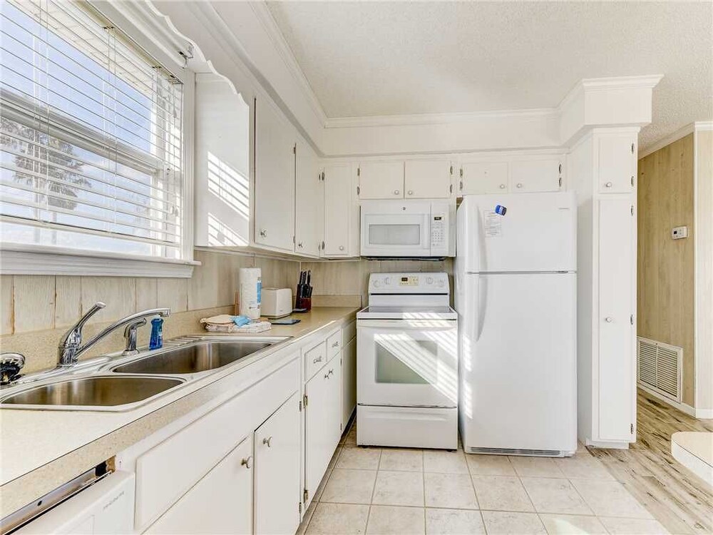 Coastal Charm 2 Bedrooms Ocean Front Sleeps 6 - photo 12